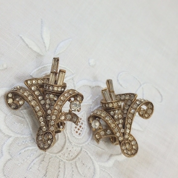 Ornate hard to find rhinestone art deco style flower gold tone clip on earrings - Picture 1 of 9